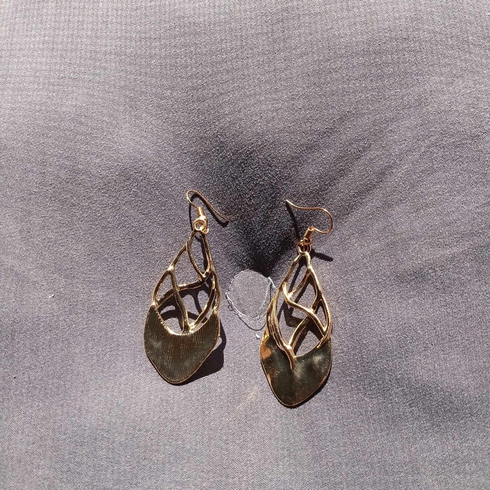Elegant gold earrings